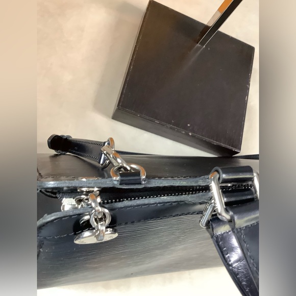 Louis Vuitton Authentic - Picture 5 of 15